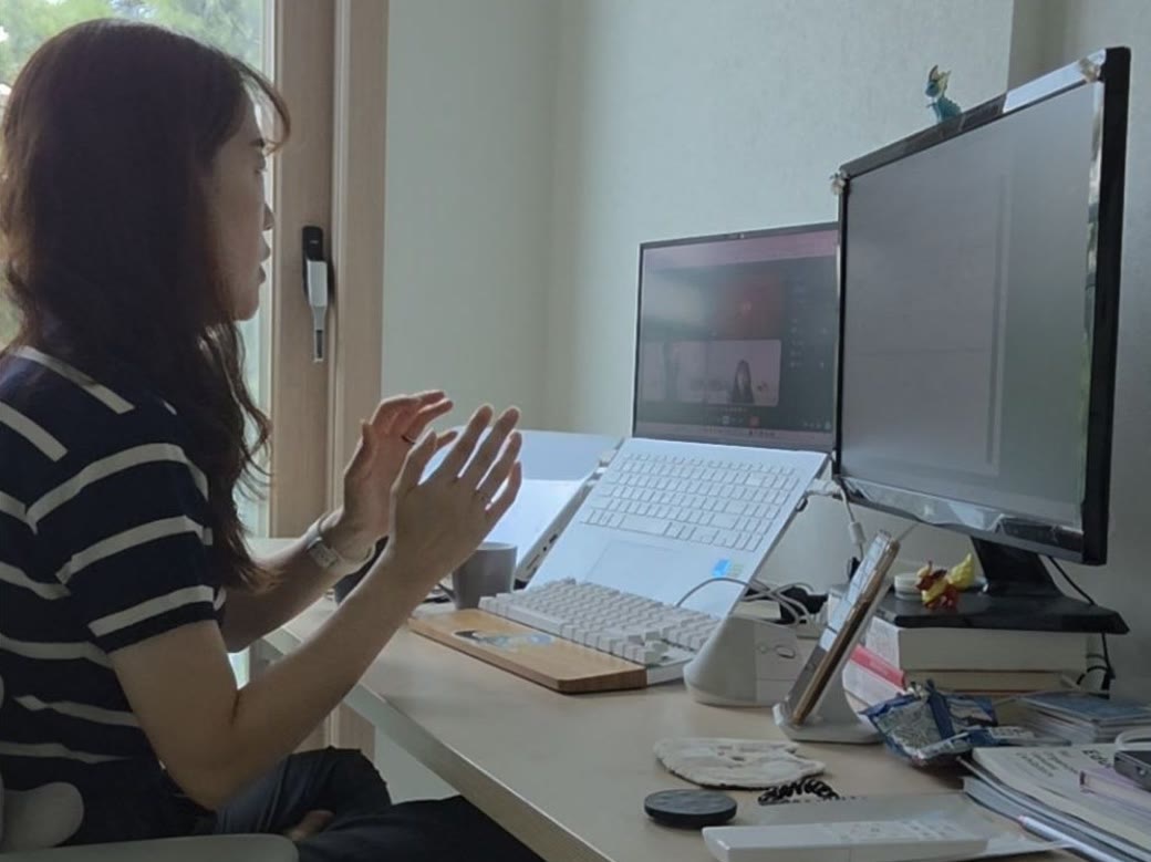 이로렌기획 대표가 마케팅팀 교육을 원격으로 진행하는 모습
