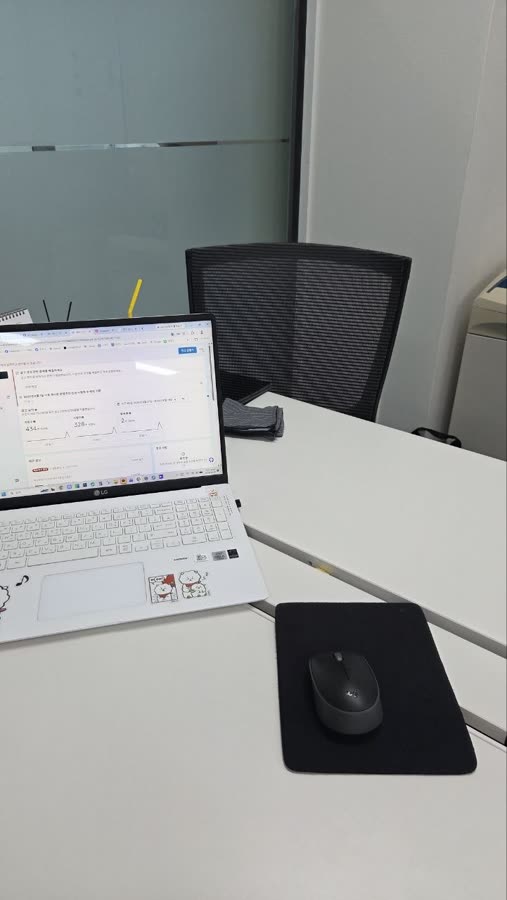 광고 관리자 페이지를 띄운 모니터와 노트북 — 계정 연동 오류를 점검하는 작업 환경