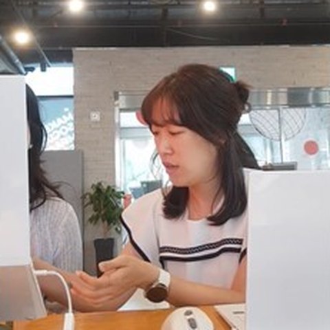 큅먼트 담당자와 1:1 광고 컨설팅을 진행하는 모습