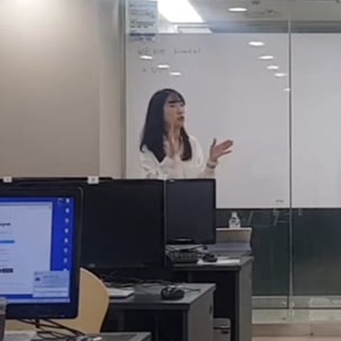 하이미디어컴퓨터학원에서 화이트보드 앞에 서서 SNS 광고를 강의하는 모습
