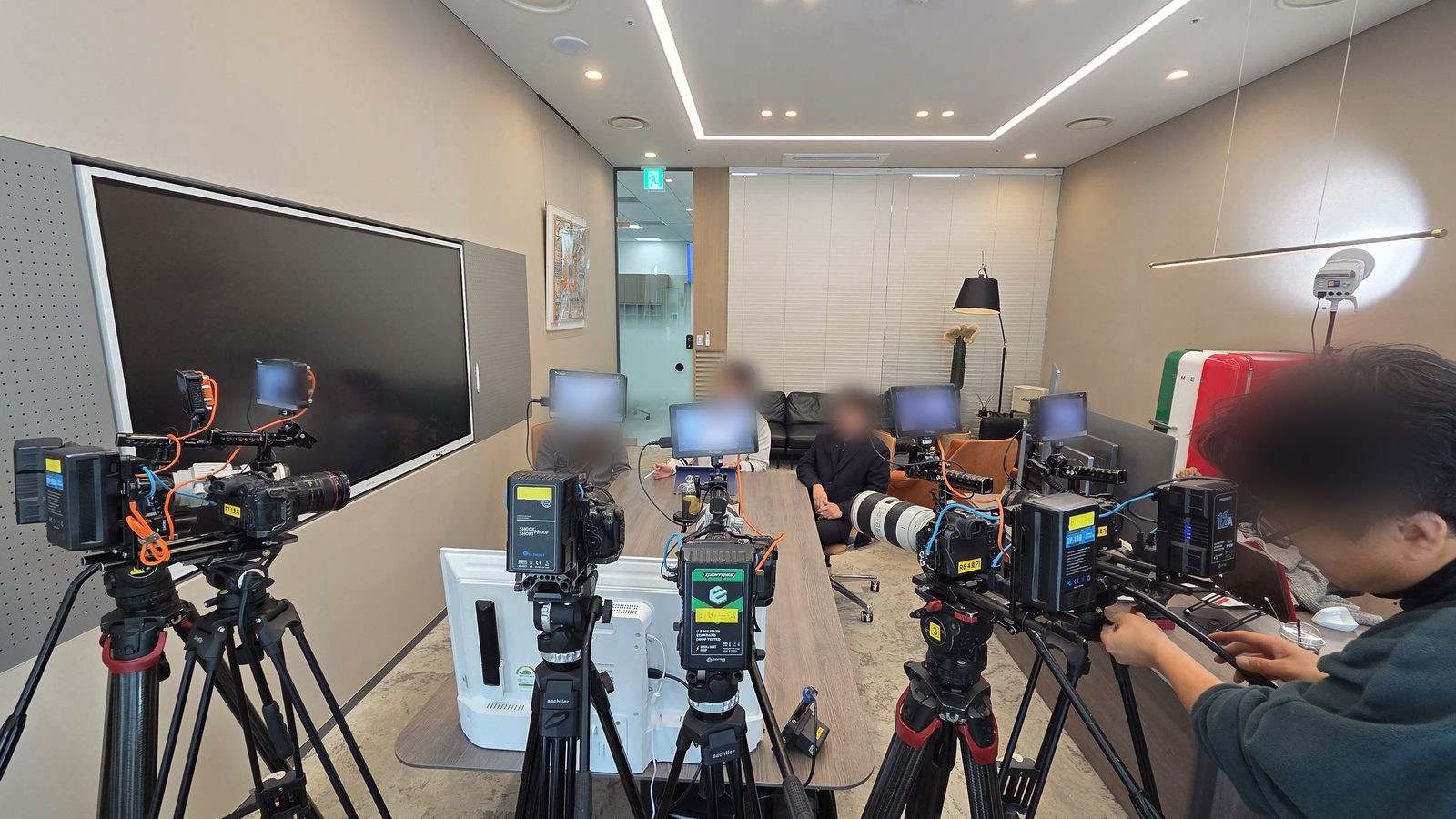 인터뷰 촬영을 위해 카메라 여러 대를 세팅한 회의실