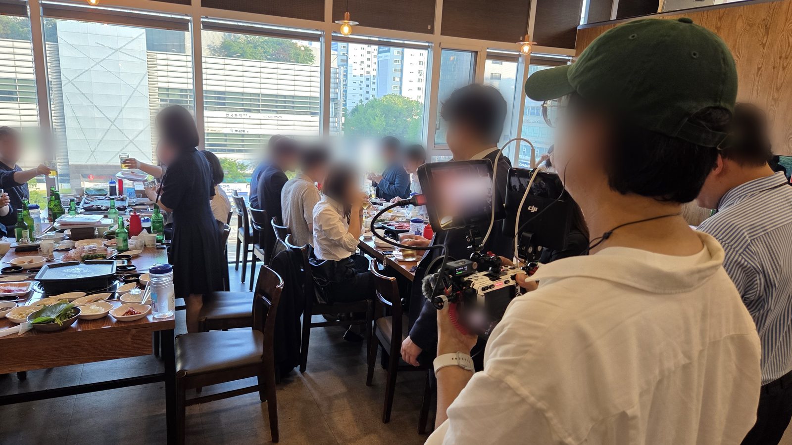 식당에서 짐벌 카메라로 모임 장면을 촬영하는 현장