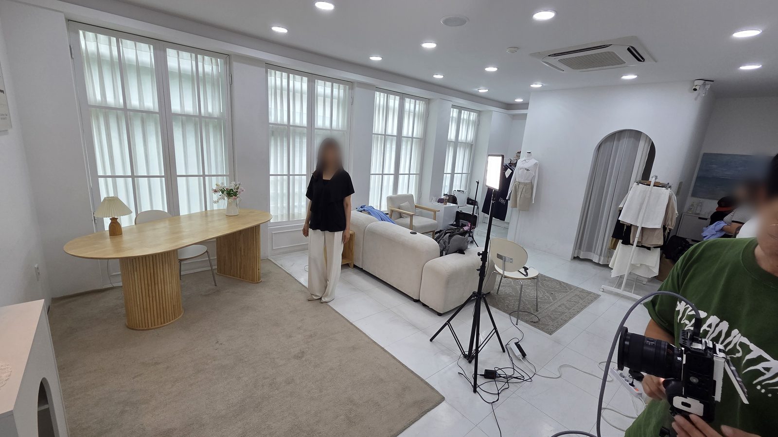 쇼룸에서 모델의 전신을 촬영하는 현장